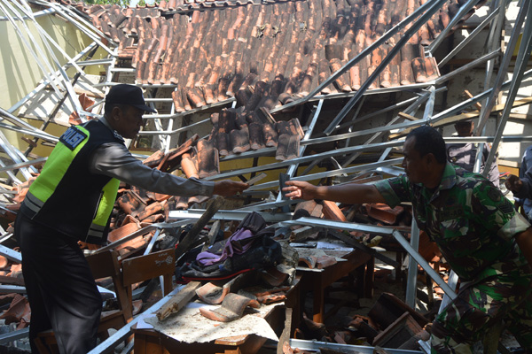 Atap Kelas Ambruk saat Belajar, Siswa SDN 3 Bangodua Trauma