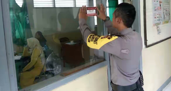 Polres Cirebon Lawan Pungli, Tempel Stiker di Instansi Pelayanan Publik