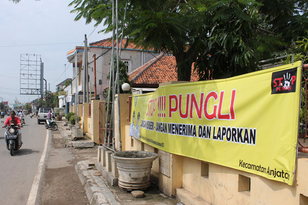 Camat Anjatan Kampanye Stop Pungli lewat Spanduk