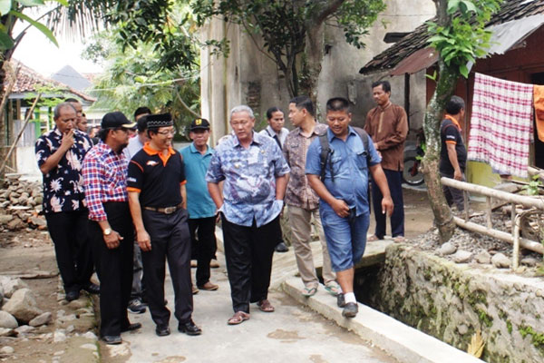 Baru Datang Umrah, Bupati Kunjungi Lagi Korban Banjir Cibingbin