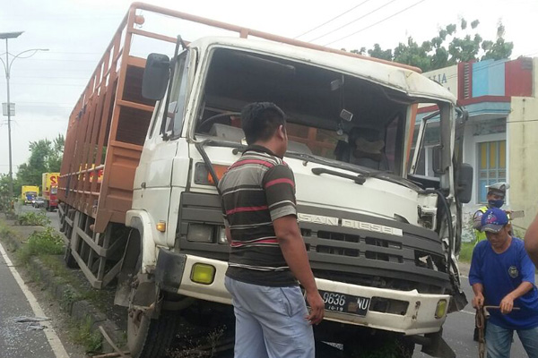 Rem Blong, Truk Diesel Seruduk Median Jalan