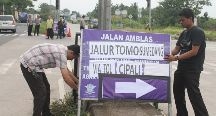 Jalan Sumedang-Cirebon Ambles, Kendaraan Masih Dialihkan ke Tol Cipali