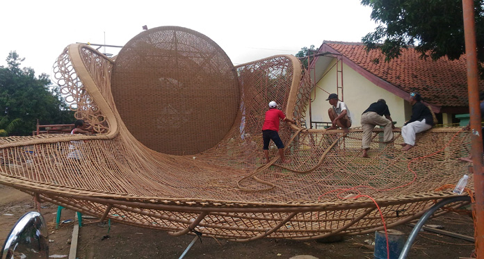 Warga Kampung Galmantro Cirebon Arak Kursi Rotan Raksasa, Ini Penampakannya