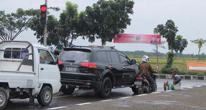 Warga Terganggu, Tugu UKS Indramayu Jadi Sarang Anjal