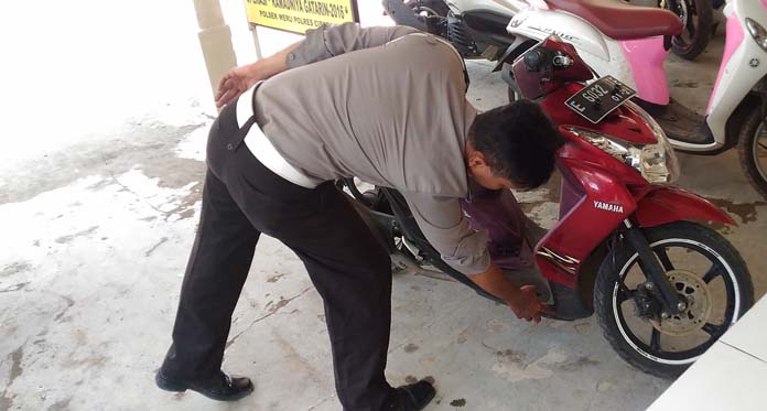 Senggol Ban Belakang Tronton, Pengemudi Motor Tewas