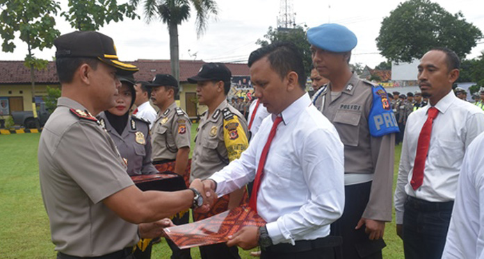 Anggota Polsek Arjawinangun Raih Penghargaan Ungkap Kasus Penganiayaan