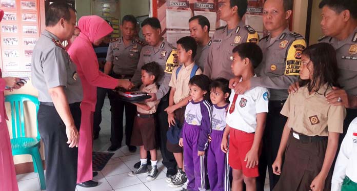 Polsek Arjawinangun Santuni Anak Yatim Piatu