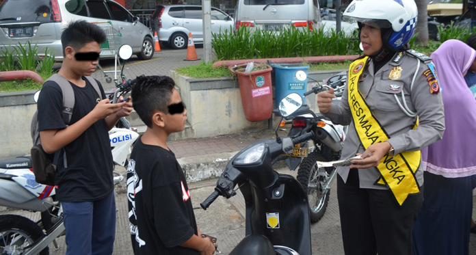 Waduh… Siswa SMP Boncengan Bawa Motor tanpa Helm di Jalan Raya