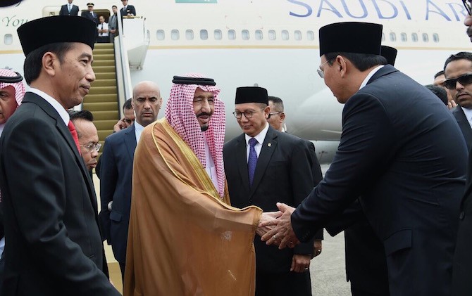 Ahok Ikut Sambut Kedatangan Raja Salman, Berjabat Tangan Lho…