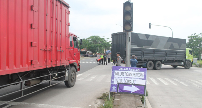 Jalan Cirebon-Sumedang Ambles, Pengemudi Truk Keberatan lewat Cipali