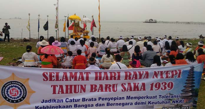 Sambut Hari Raya Nyepi, Umat Hindu Upacara Melasti di Pantai Cirebon