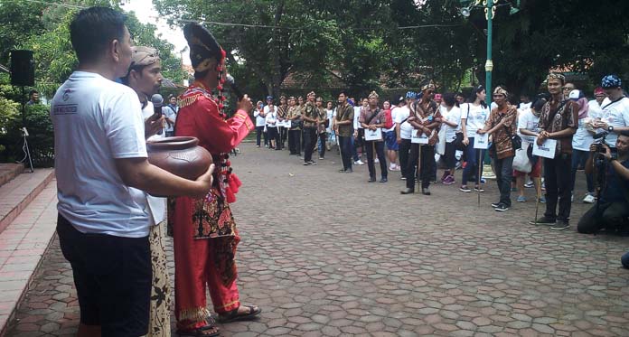 Cultural Trip PT PPA Seru; Belajar Membatik Hingga Warnai Topeng Cirebon