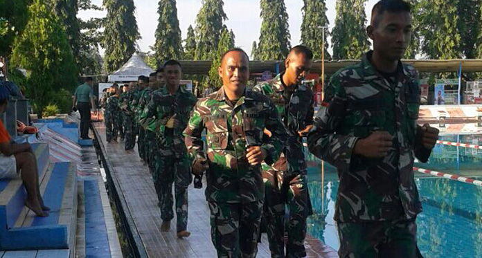 Prajurit Yon Arhanudse Ikuti Renang Militer, Pakaian Lengkap dengan Senjata