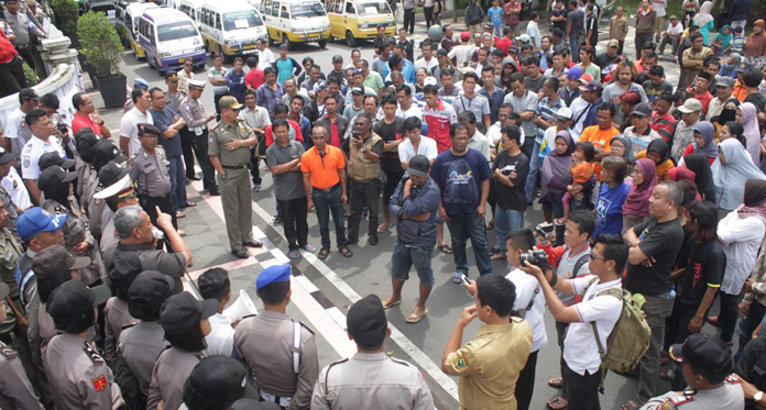 Blokade Jalan Siliwangi, Tuntutan Warga dan Sopir Angkot Cuma Satu