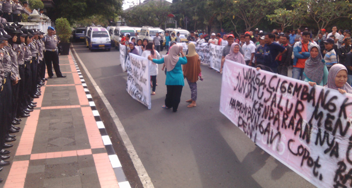 Warga dan Sopir Ontrog Kantor Bupati, Protes Kebijakan Jalur Satu Arah