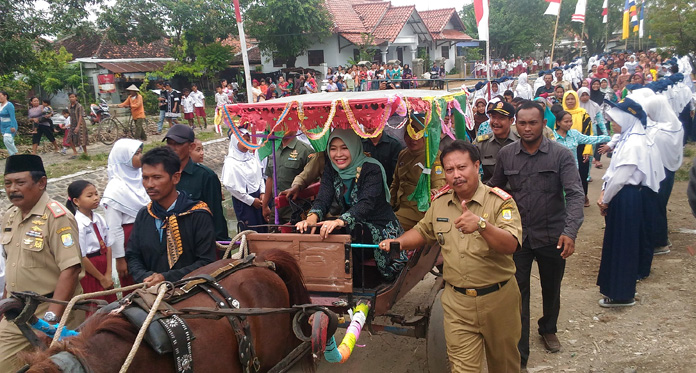 Istri Bupati Cirebon Disambut bak Raja, Ini Kemeriahan Warga Panguragan Lor