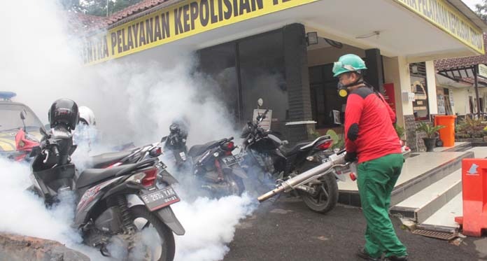 Anggota Polres Kuningan Berhamburan Keluar Ruangan,  Ternyata…