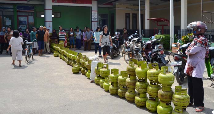 Gas Melon Langka, Warga Antre di Pangkalan sambil Bawa KTP   