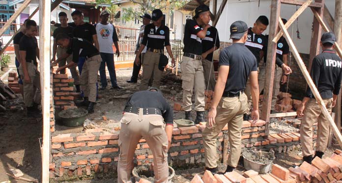 Pakai Dana Baznas, Praja IPDN Bantu Bangun Rumah Janda