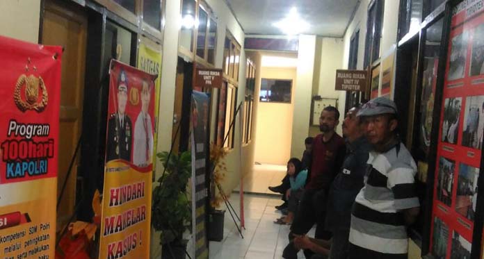 Kasus Perselingkuhan Ketua RT Mandek, Suami SR dan Warga Datangi Polres Cirebon