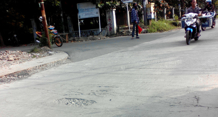 Aduh, Jalan Baru Dibeton sudah Bergelombang dan Berlubang