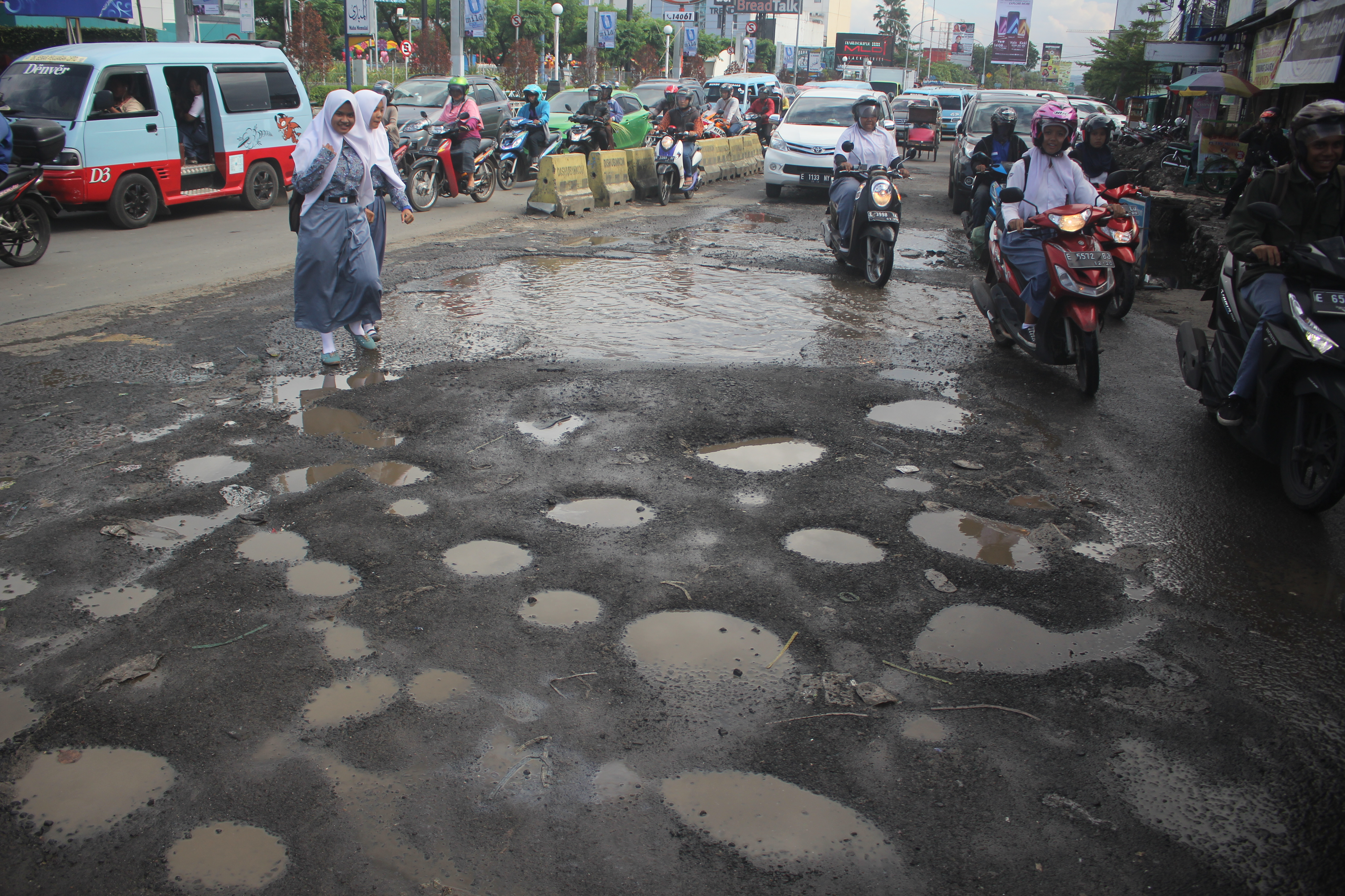 Jalan Tikungan Gunungsari Penuh Kubangan, Begini Tanggapan Walikota Nasrudin