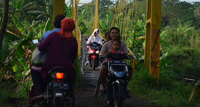 Kampung Cihoetengah Terisolasi,  Nyeberang Jembatan Harus Nunggu Giliran