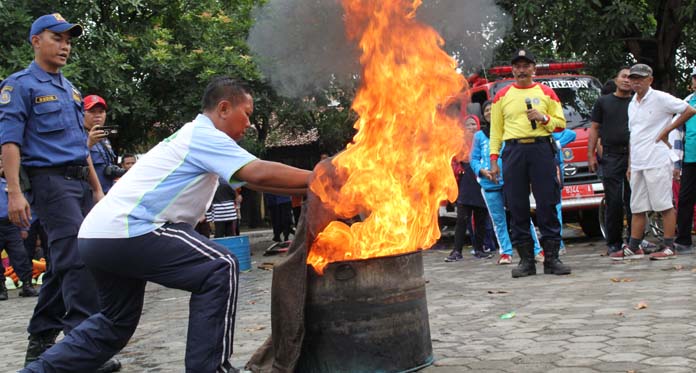 Karung Goni dan Handuk Basah Bisa Atasi Kebakaran Kecil