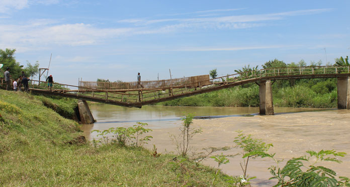 Jembatan Cibereng Dibiarkan Ambruk