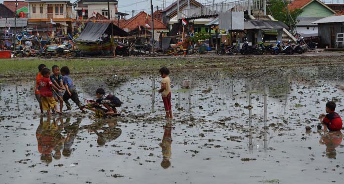 Oalah… Ini Kubangan Kerbau atau Lapangan Bola?