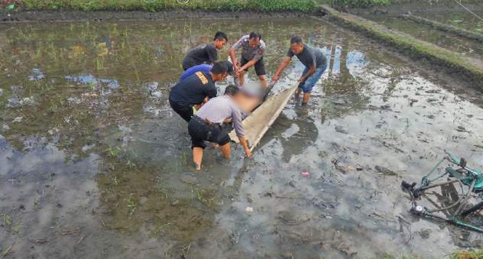 Petani Dihantam Kereta, Terpental Hingga Tewas di Pematang Sawah