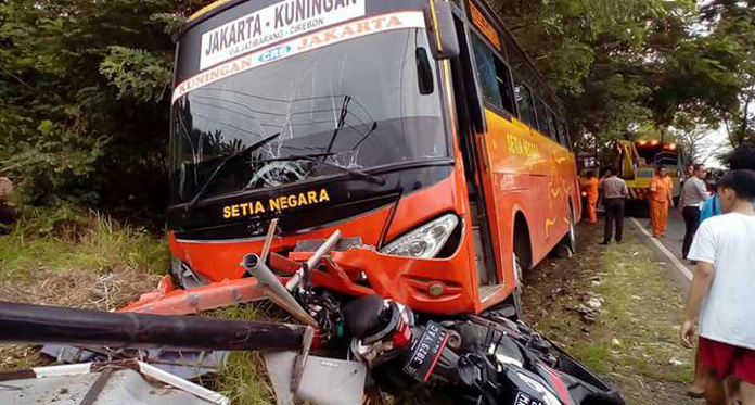 Braakkk…Bus Hantam Motor, 2 Tewas di Tempat, Sopir Bus Kabur