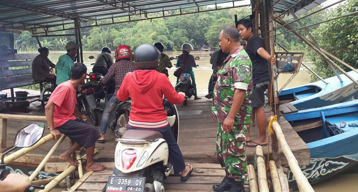 Jasa Penyeberangan Perahu Tambangan Berlaku Buka Tutup