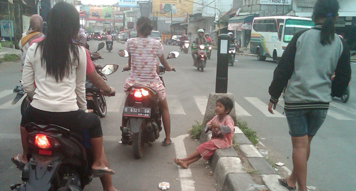 Waduh… Marak Pengemis Cilik Di Lampu Merah Mana Orang Tuanya