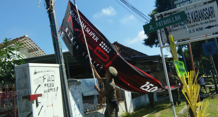 Satpol PP Bongkar Spanduk Tak Berizin dan Membahayakan