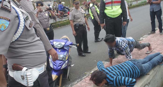 2 Pemotor Dihukum Push Up saat Polisi Razia Kendaraan, Ini Sebabnya…