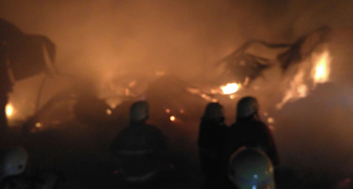 2 Jam Lebih Damkar Jinakkan Api, Polisi Amankan Lokasi Pabrik