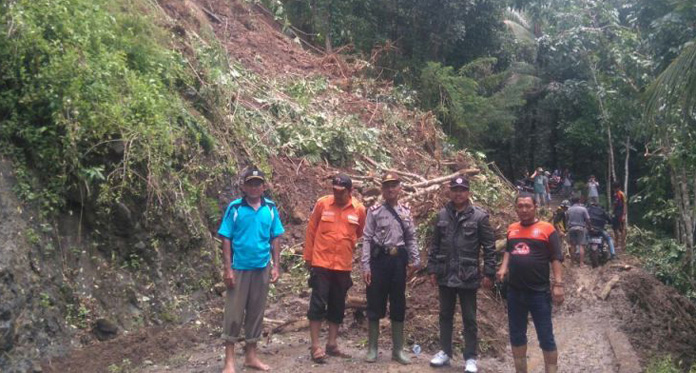 Longsor di 3 Titik Tutup Jalan Cipasung-Subang, 2 Rumah Rusak