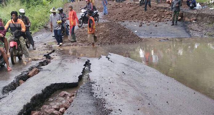 Jalan Utama Cirebon-Sumedang Ambles, Kendaraan Dialihkan ke Cipali