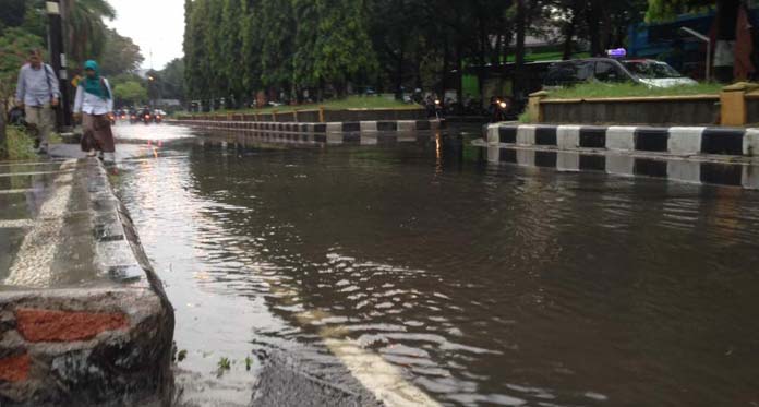 Hanya Guyuran Hujan Sedang, Jalan Terusan Pemuda Kembali Banjir