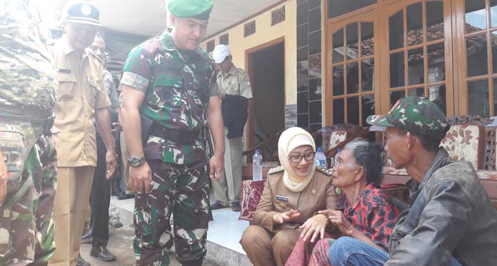 Terima Kasih Rutilahu Dibangun, Janda Sebatang Kara Peluk Tubuh Bupati