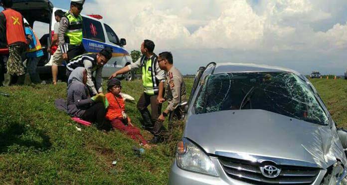 Pecah Ban, Avanza Terguling di Cipali