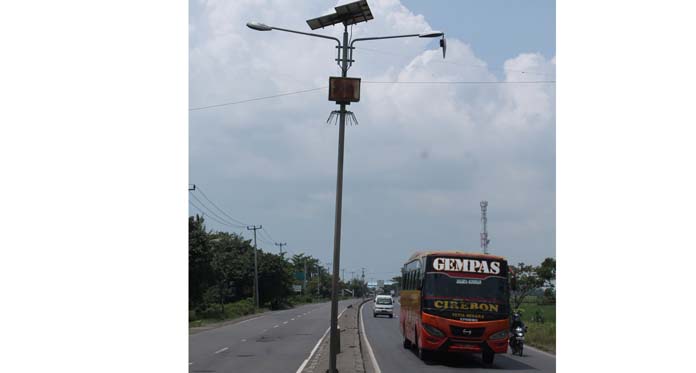 Lampu PJU Nyaris Copot, Bahaya Ancam Pengendara