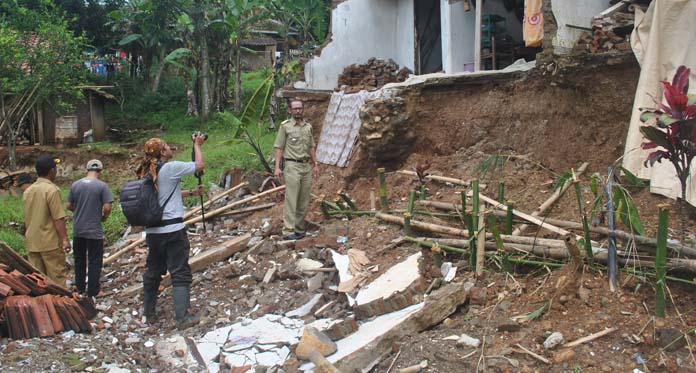 Tanah Bergerak, 4 Rumah Warga Cisalak Ambles