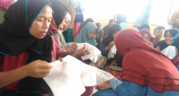 Warga Ciwaringin Antusias Ikuti Pelatihan Teknik Membatik