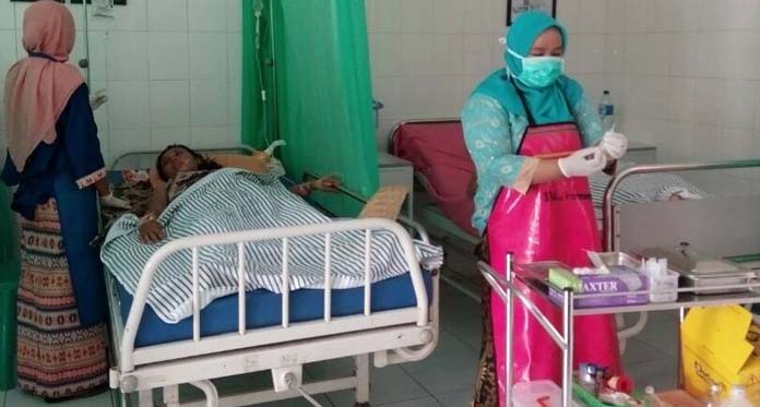 Para Dokter dan Perawat Pegawai RSUD Pantura Enjoy Berkebaya Layani Pasien