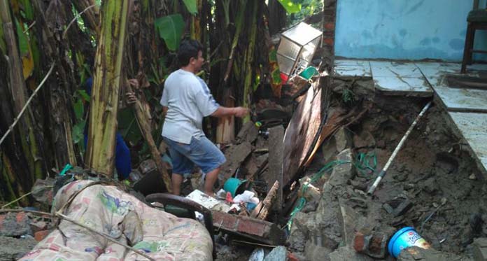 Hujan Lebat, Sungai Rajadana Tukmudal Meluap, 3 Rumah Warga Jebol