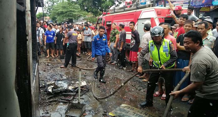 Layani Pembeli Bensin Eceran sambil Merokok, Begini Akibatnya