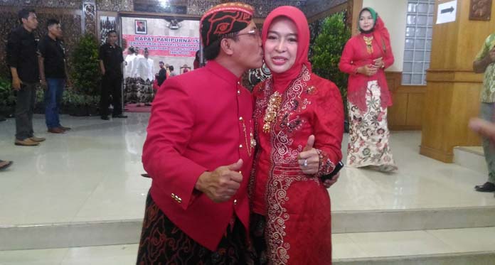 Diguncang Isu Nikah Siri, Sunjaya Cium Mesra Istri di Hadapan Publik