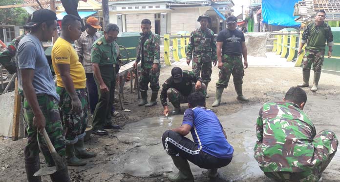 Jelang Penutupan TMMD, Prajurit TNI Kebut Pembangunan yang Belum Rampung